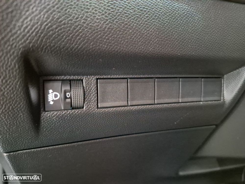 Peugeot 2008 1.2 Hybrid Allure e-DCS6 - 23