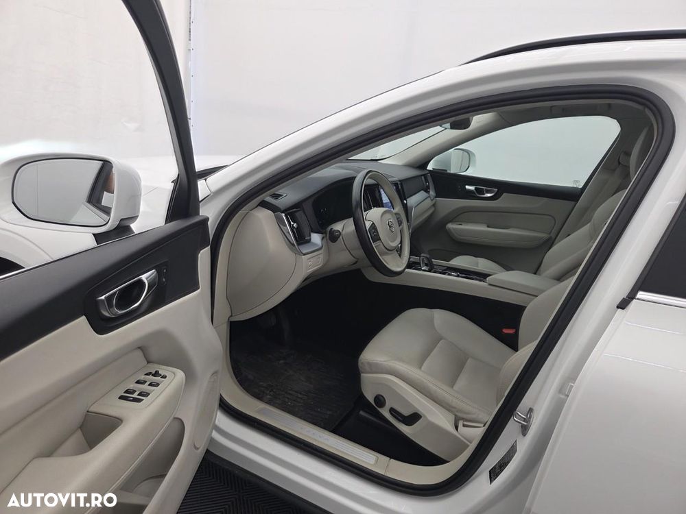 Volvo XC 60 B4 MHEV AT8 AWD Momentum Pro - 9