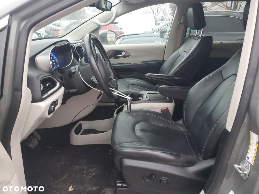 Chrysler Pacifica - 7