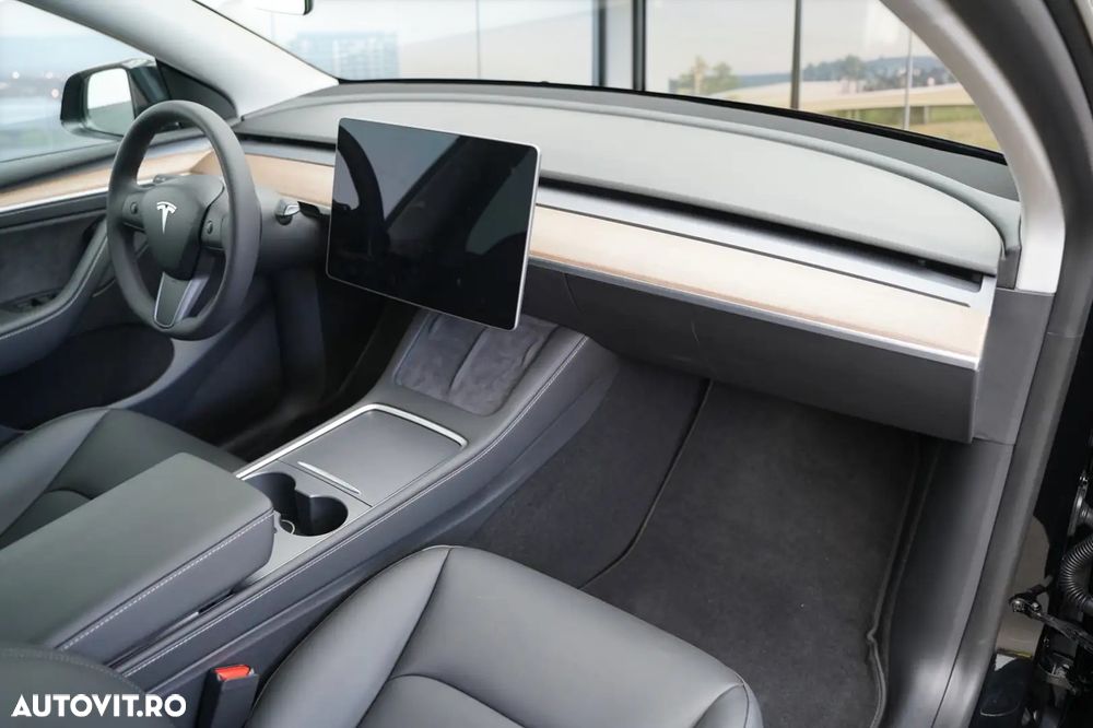 Tesla Model Y Long Range Dual Motor AWD - 6
