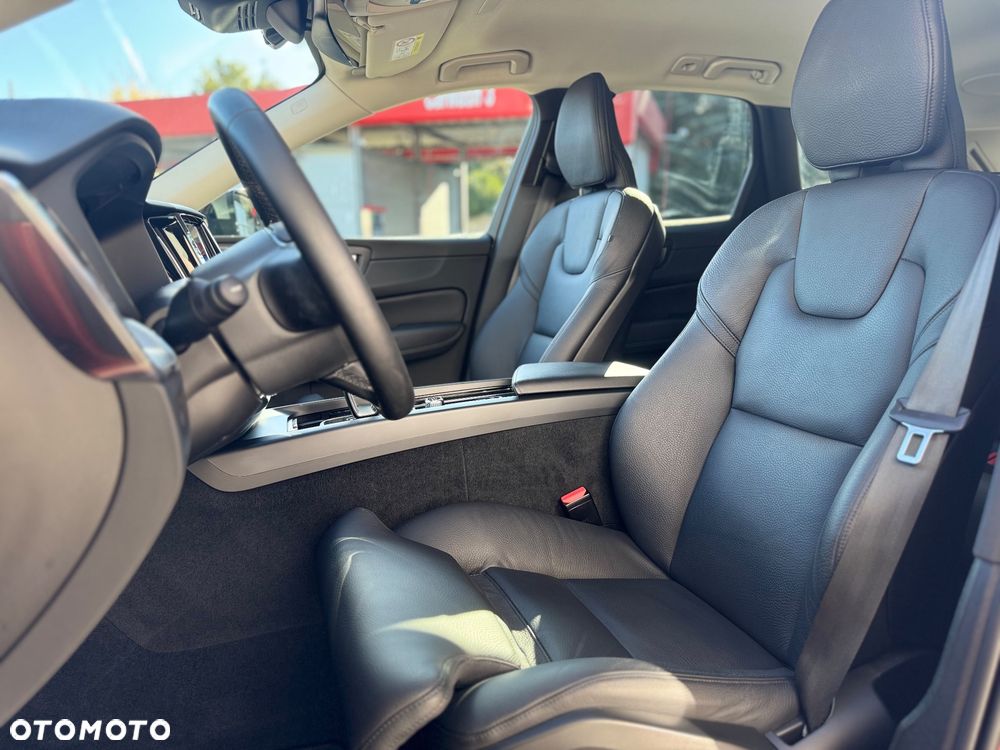 Volvo XC 60 B4 D Plus Dark - 22