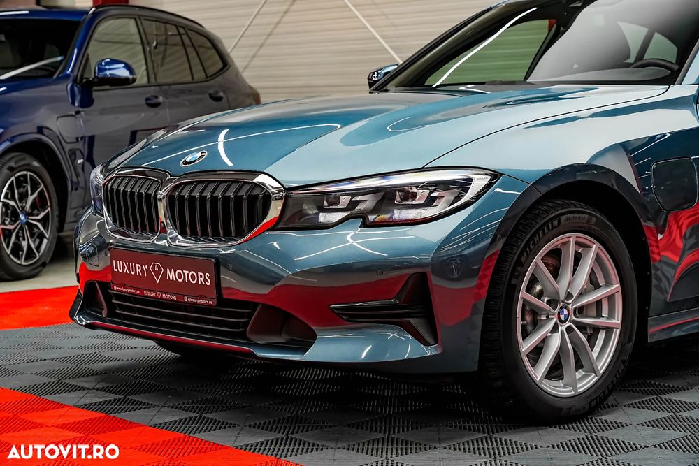 BMW Seria 3 330e Aut. Sport Line - 17