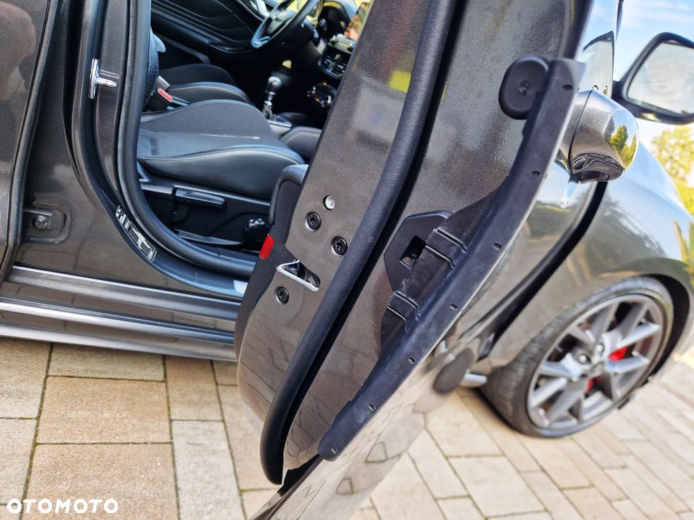 Ford Focus 2.0 EcoBlue ST - 28