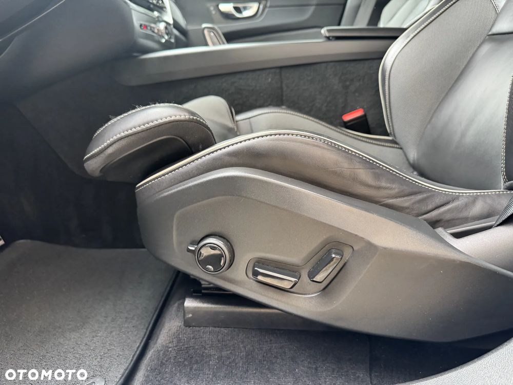 Volvo XC 60 B4 D AWD Plus Dark - 19