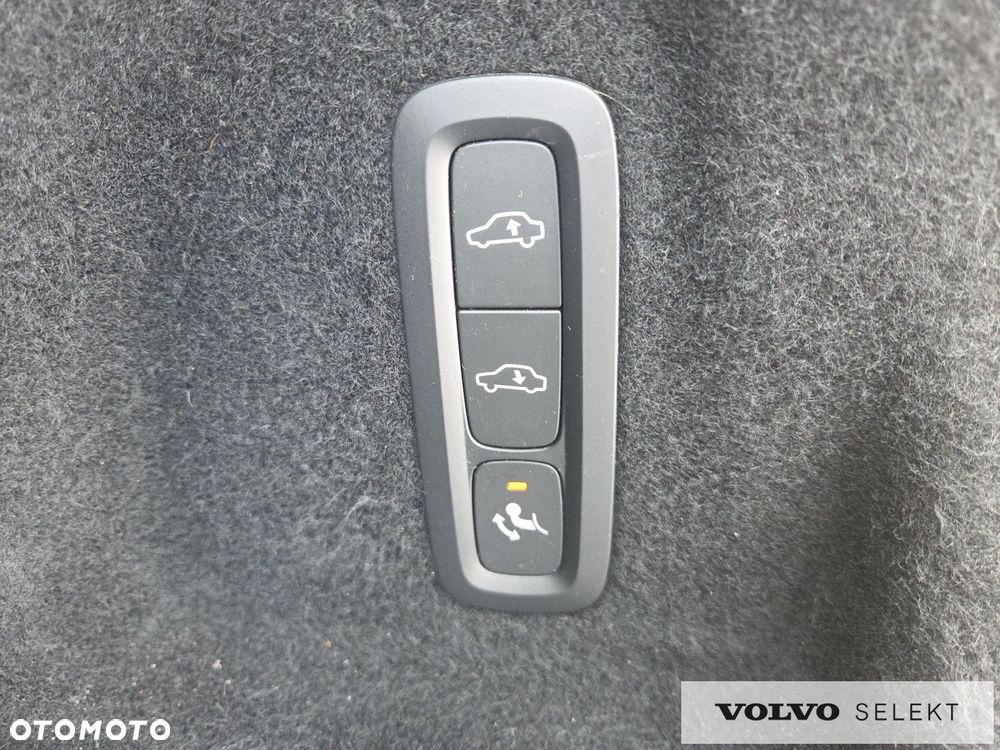 Volvo XC 60 T8 Plug-In Hybrid AWD R-Design - 32