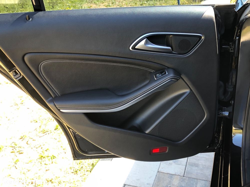 Mercedes-Benz CLA 180 7G-DCT UrbanStyle Edition - 26