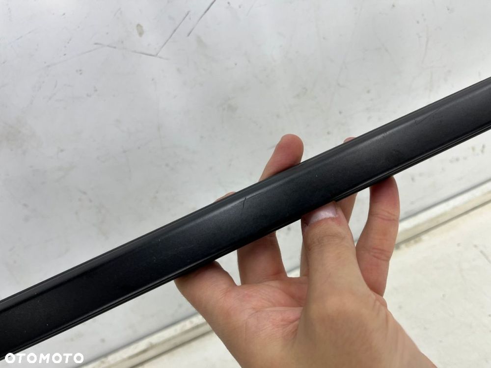 Listwa Porsche Macan 95b 14r czarny mat prawa przednia listwa zgarniająca uszczelka zewnętrzna drzwi - 7