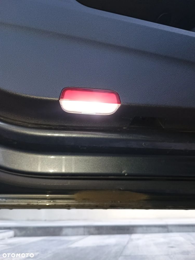 Volkswagen Passat 1.6 TDI SCR DSG Business - 14