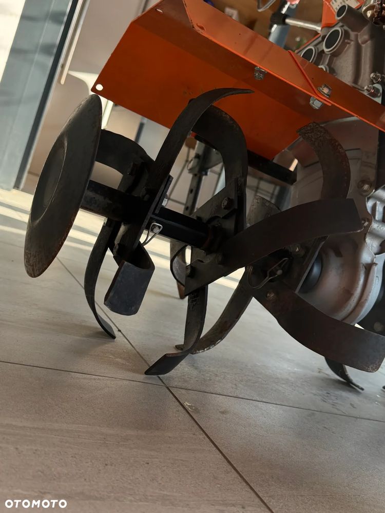Husqvarna Glebogryzarka Kultywator BENASSI. Włoska Oryginalna Maszyna sprowadzona z Norwegii. Silnik Honda lub BRIGGS VANGUARD. 7km lub 5,5km . Szerokość rob. 80cm. 3 biegi pracy. To nie jest chińczyk!! Prawdziwy kultywator Przemysłowy koszt nowego około 10 tysięcy złotych. Okazja  cena zimowa wyprzedaż!! - 28