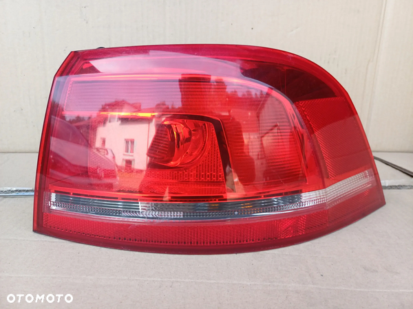 Passat B7 kombi lampa tylna prawa tył prawy 3AF945096G