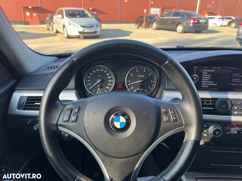 BMW Seria 3 318i Touring - 14