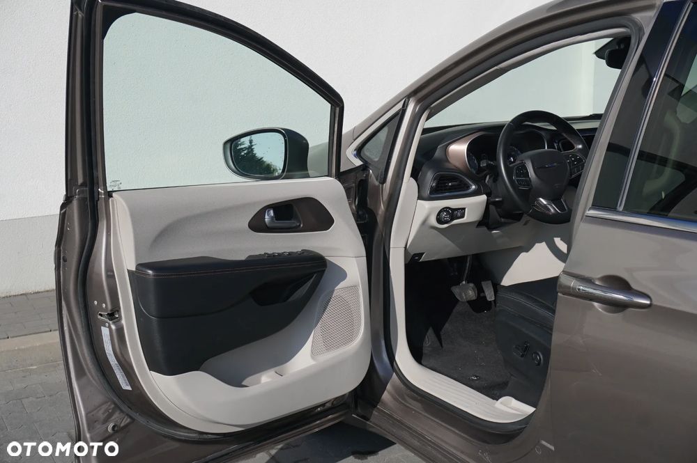 Chrysler Pacifica - 11
