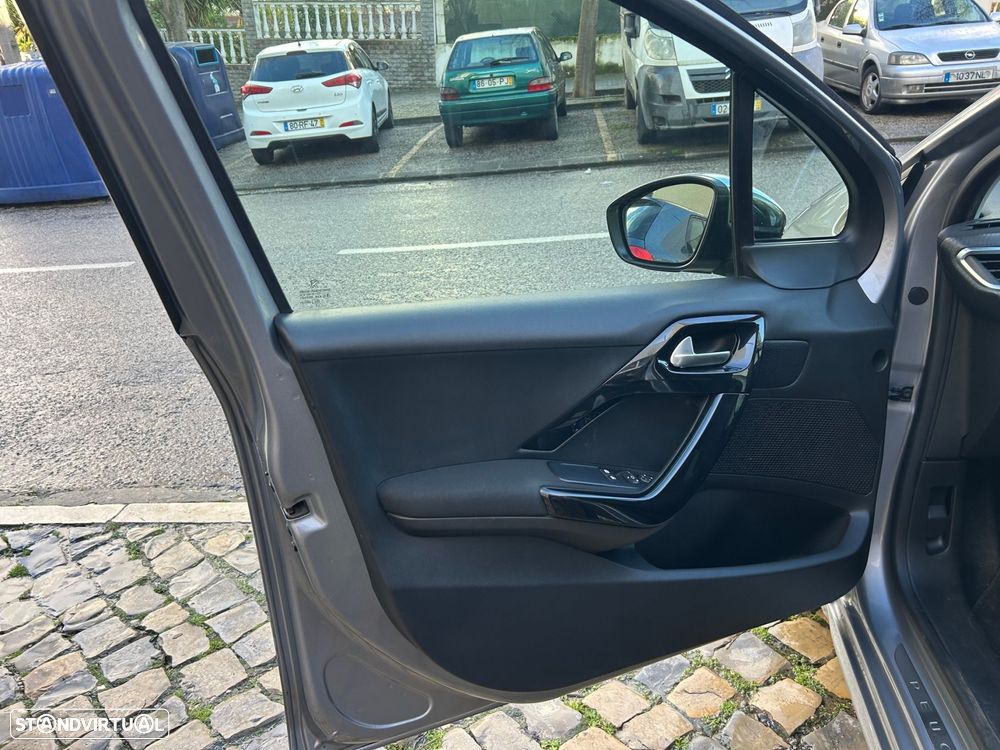 Peugeot 208 1.2 PureTech Signature - 11