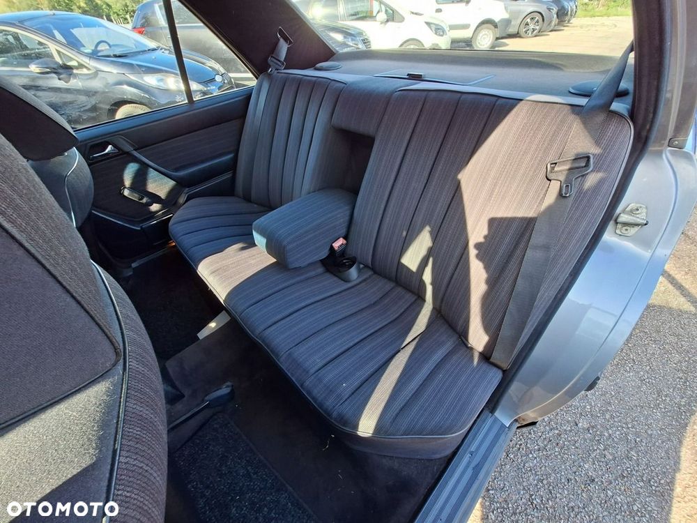 Mercedes-Benz Klasa E 200 - 24