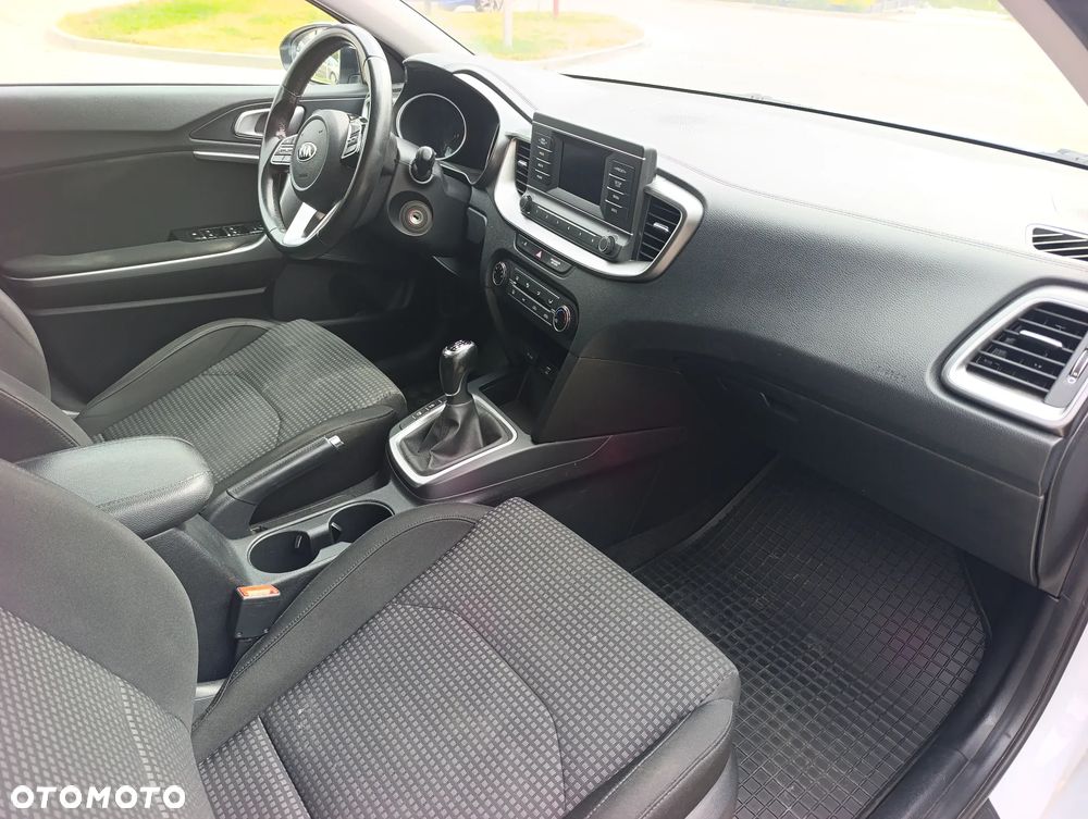 Kia Ceed - 11