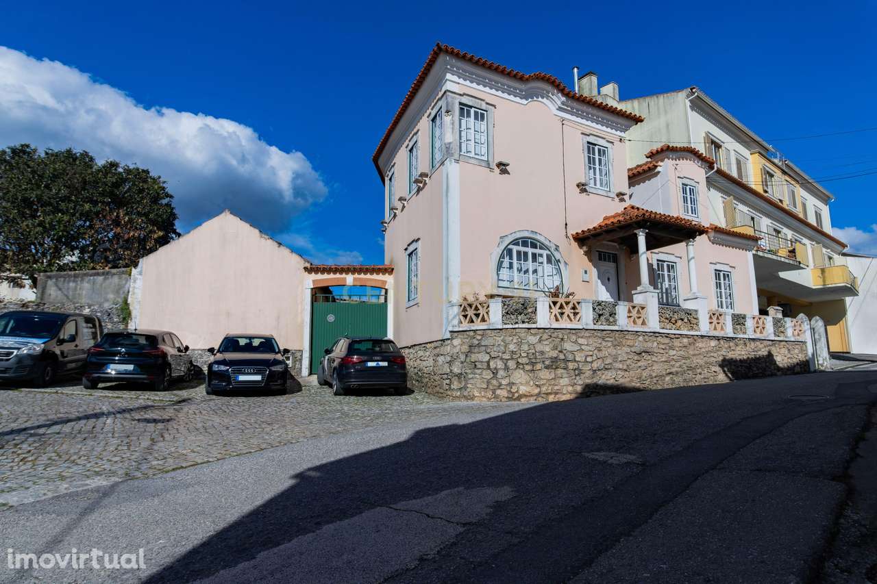 Moradia T5 com Anexos e Logradouro — Charme e Potencial no Coração do - Grande imagem: 2/35