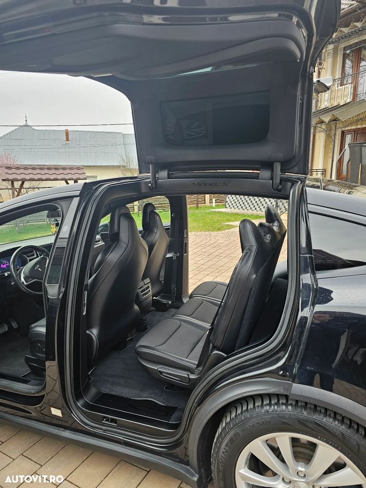 Tesla Model X - 10