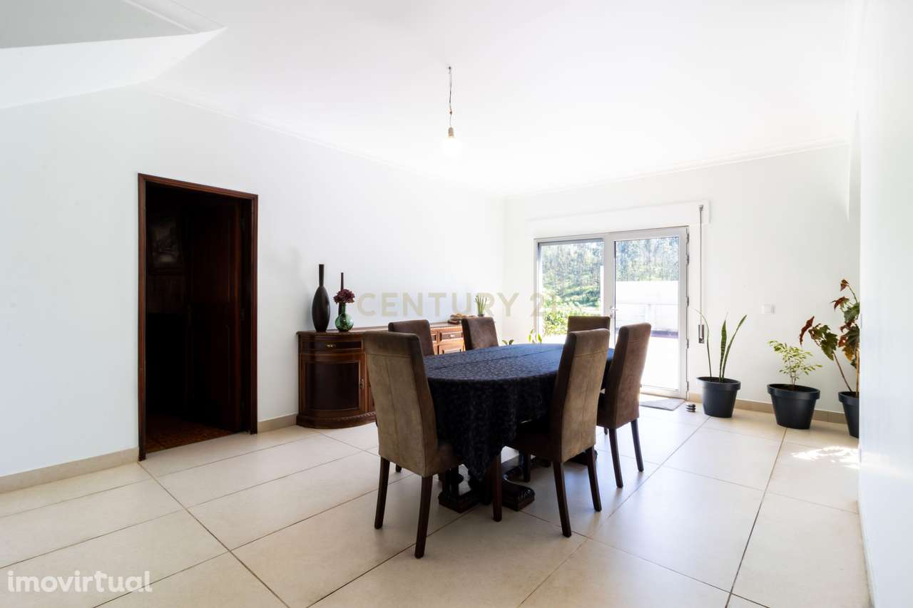 Moradia T4 em Colmeias com Garagem e Terreno – Excelente Oportunidade - Grande imagem: 2/23