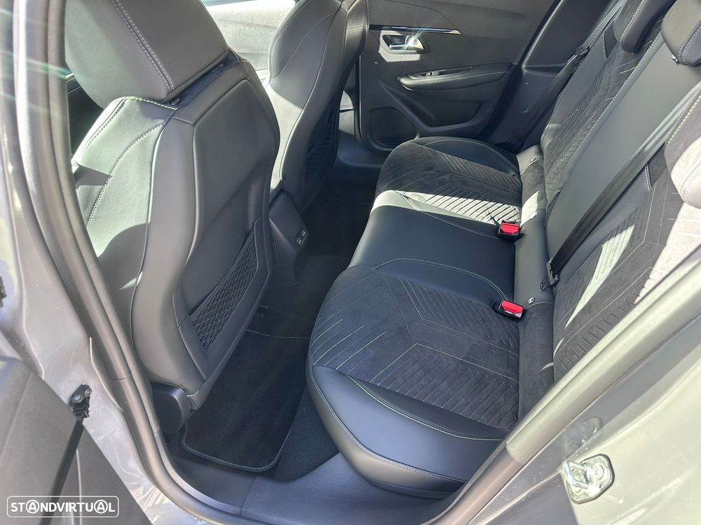 Peugeot e-208 GT - 32