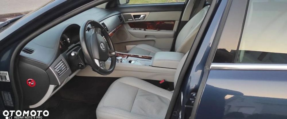 Jaguar XF 2.7 V6 Premium Luxury - 8