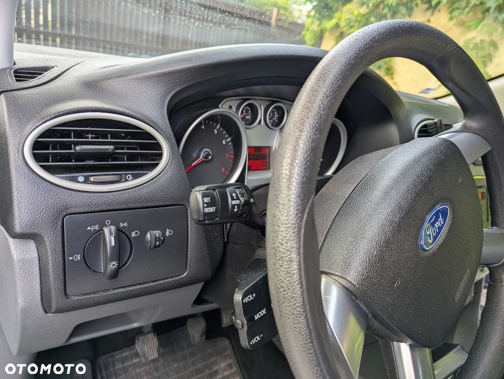 Ford Focus ver-1-6-trend-eu5 - 15
