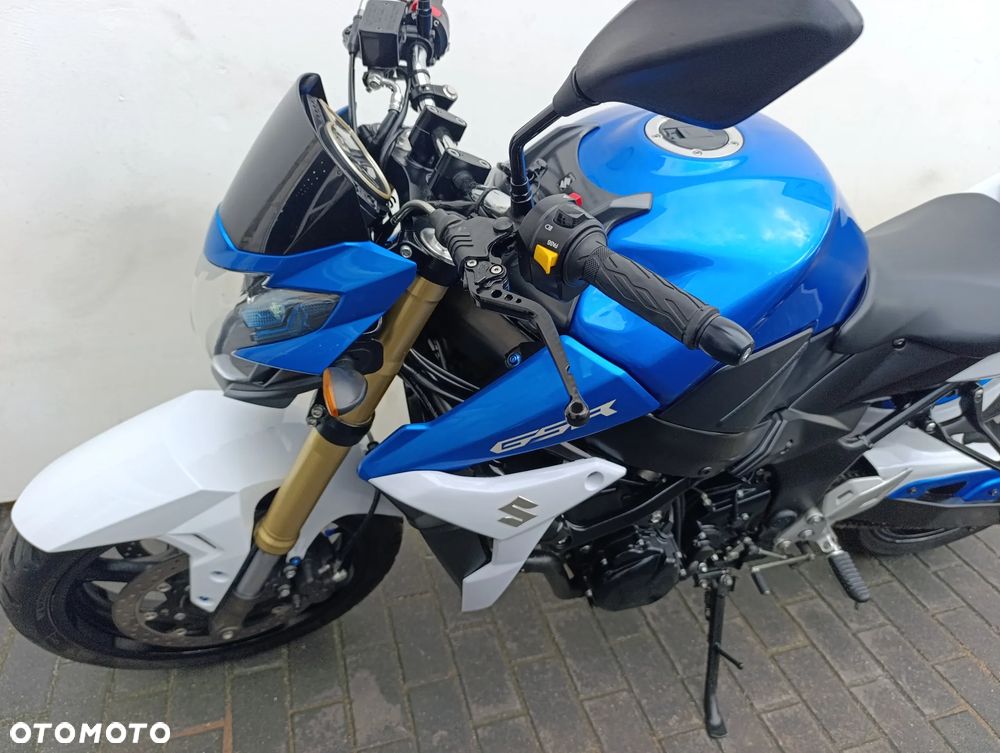 Suzuki GSR - 12