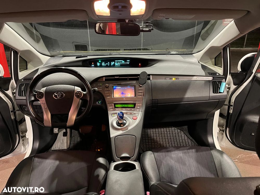 Toyota Prius Plug-in (Hybrid) Life - 4