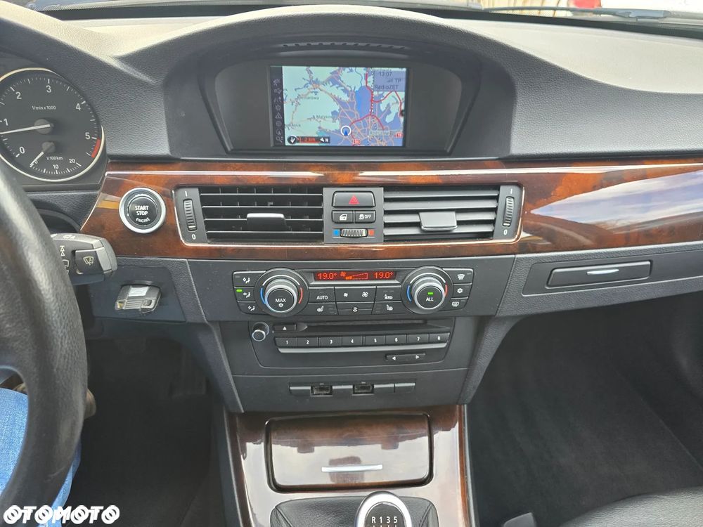BMW Seria 3 330d xDrive - 13
