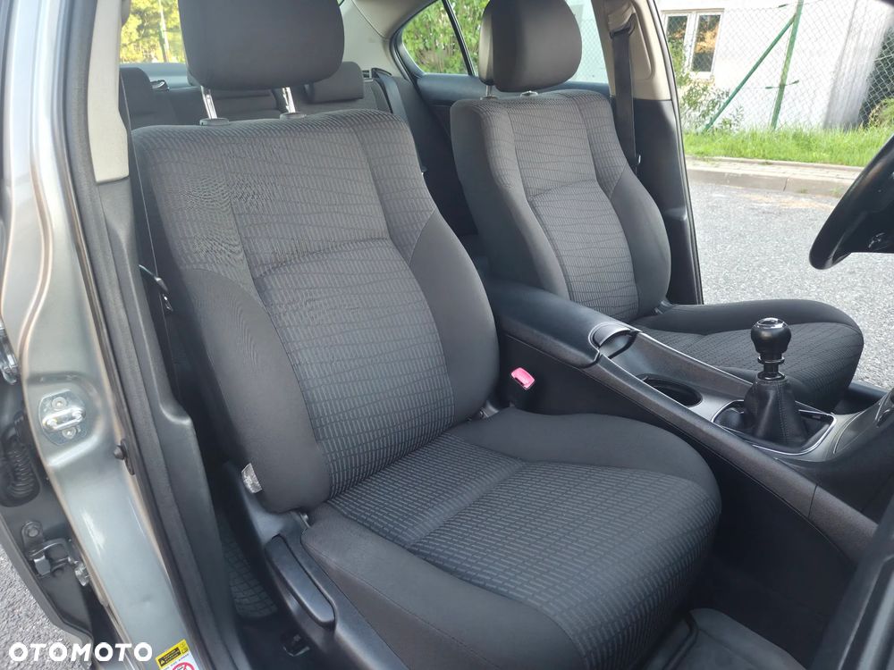 Toyota Avensis 1.8 Active - 20