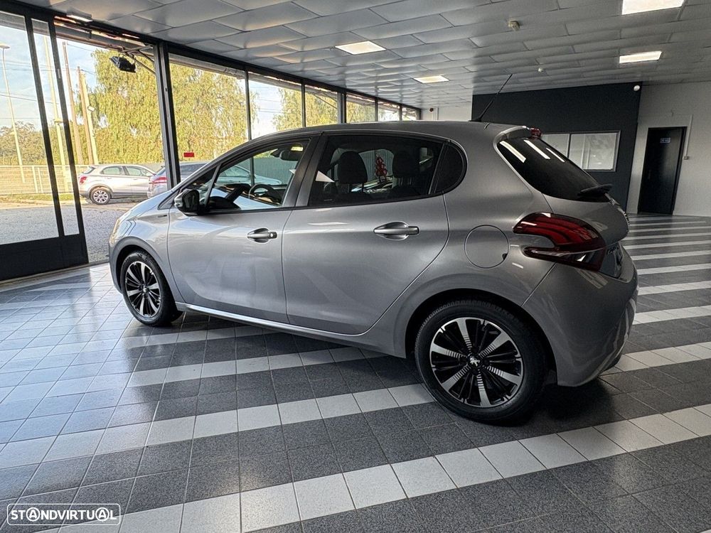 Peugeot 208 1.2 PureTech Signature - 4
