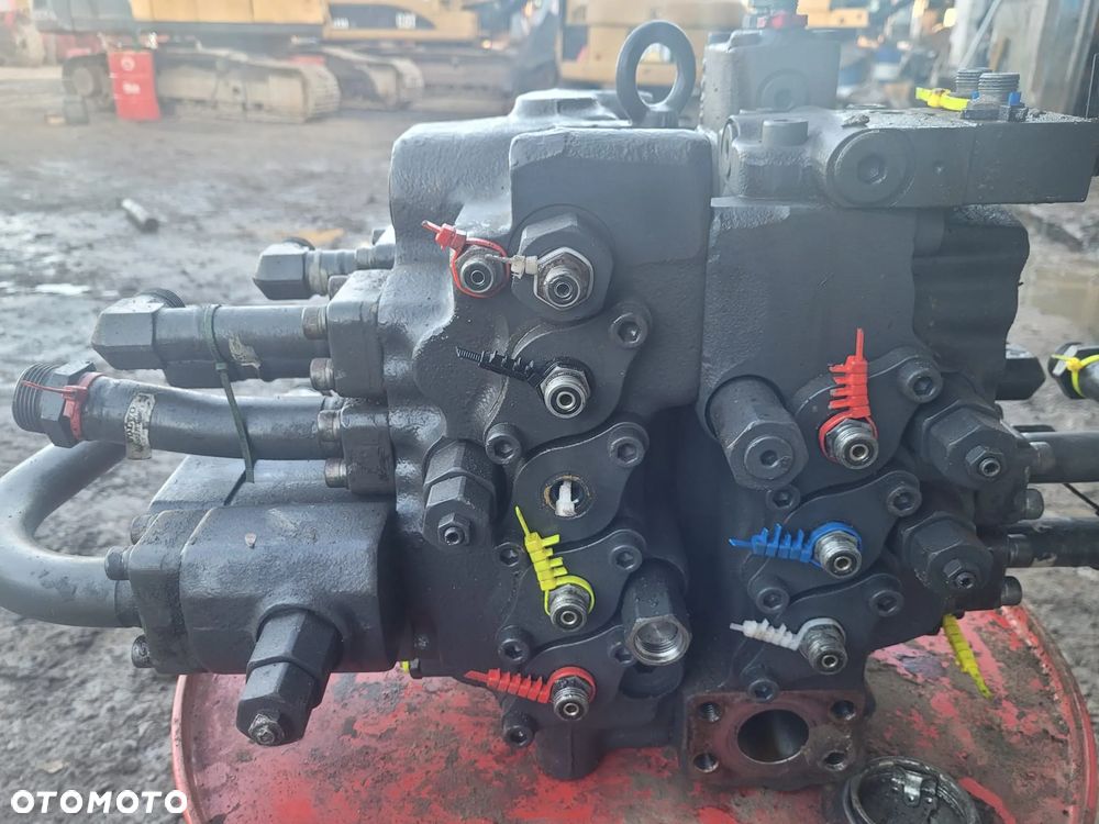 VOLVO EC240 części rozdzielacz - 2