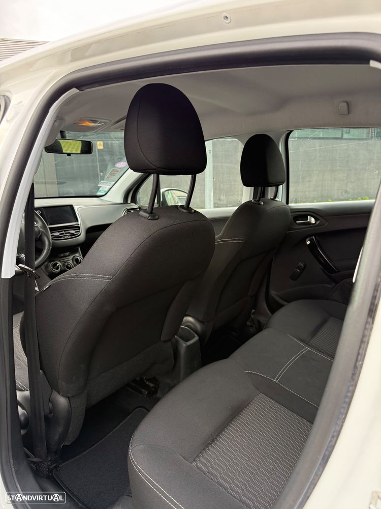 Peugeot 208 1.2 PureTech Signature - 9