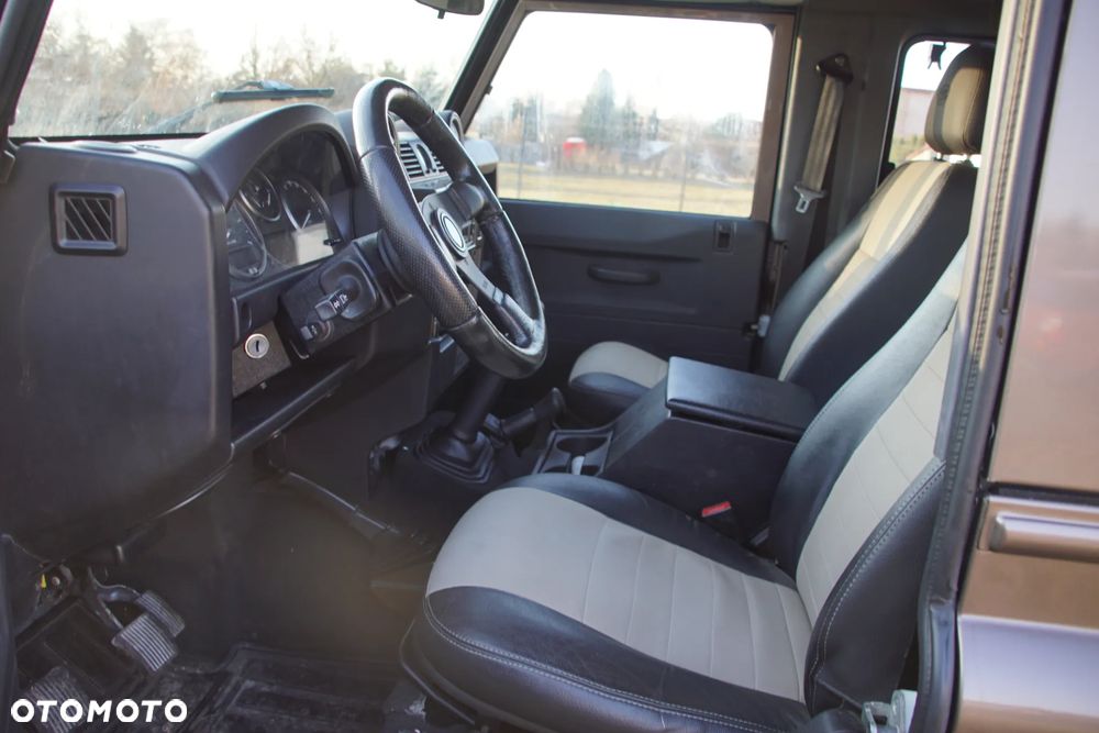 Land Rover Defender - 16