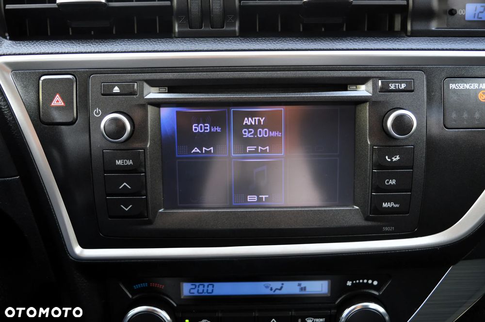 Toyota Auris 1.6 Premium + - 16