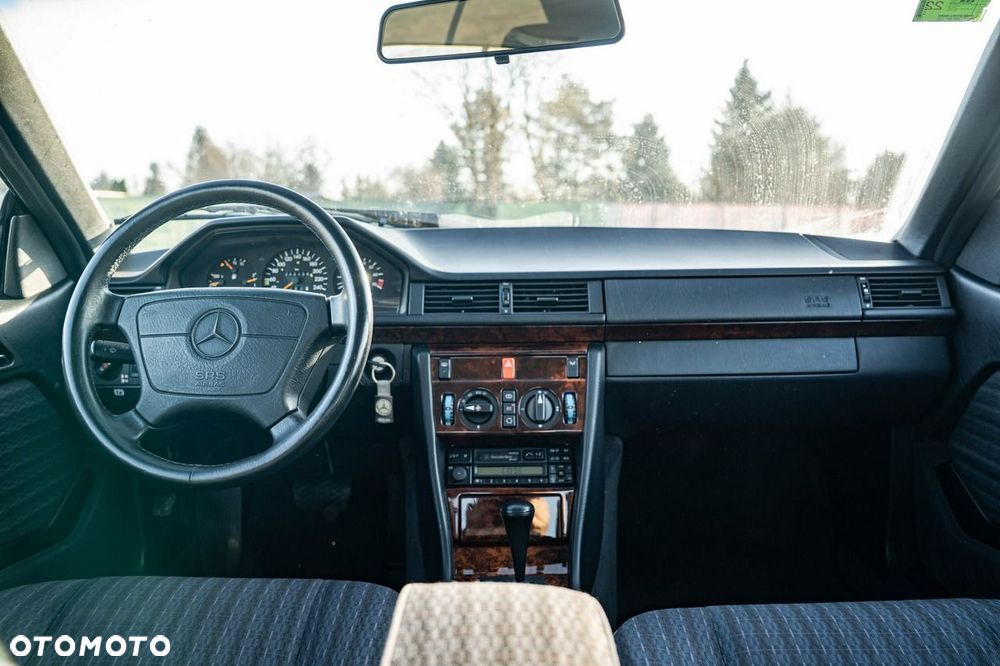 Mercedes-Benz Klasa E 320 - 21
