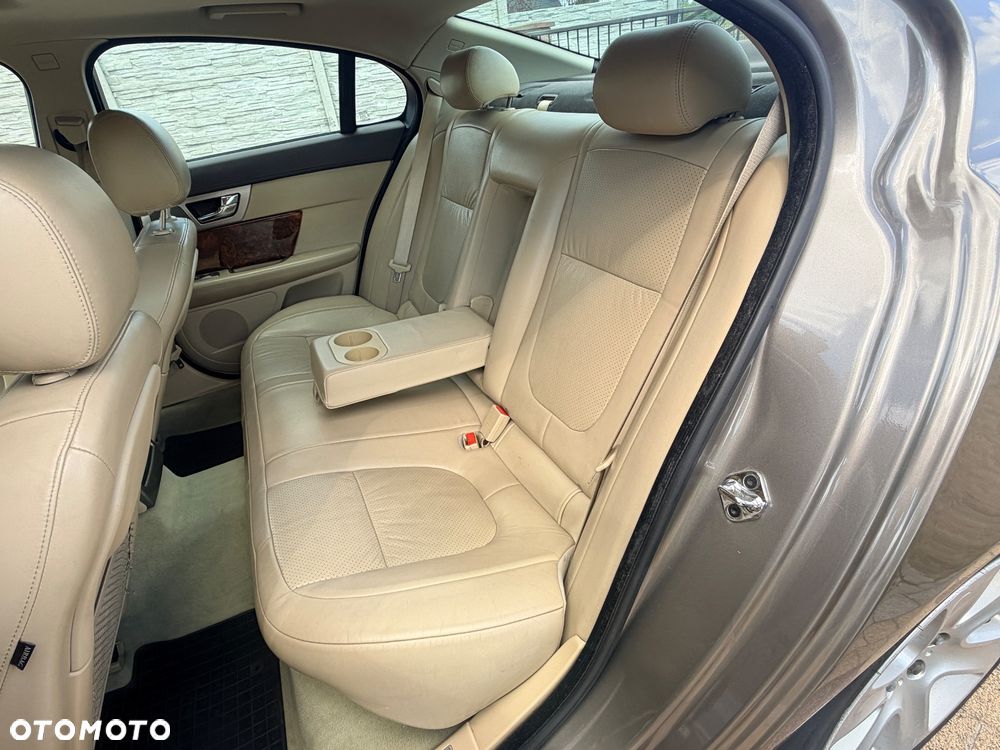 Jaguar XF 2.7 V6 Premium Luxury - 30