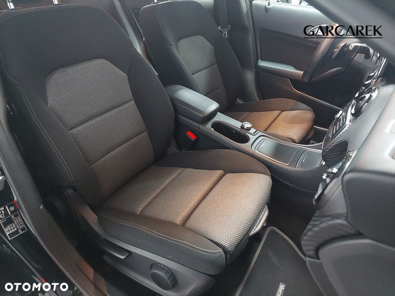 Mercedes-Benz GLA 180 7G-DCT - 22