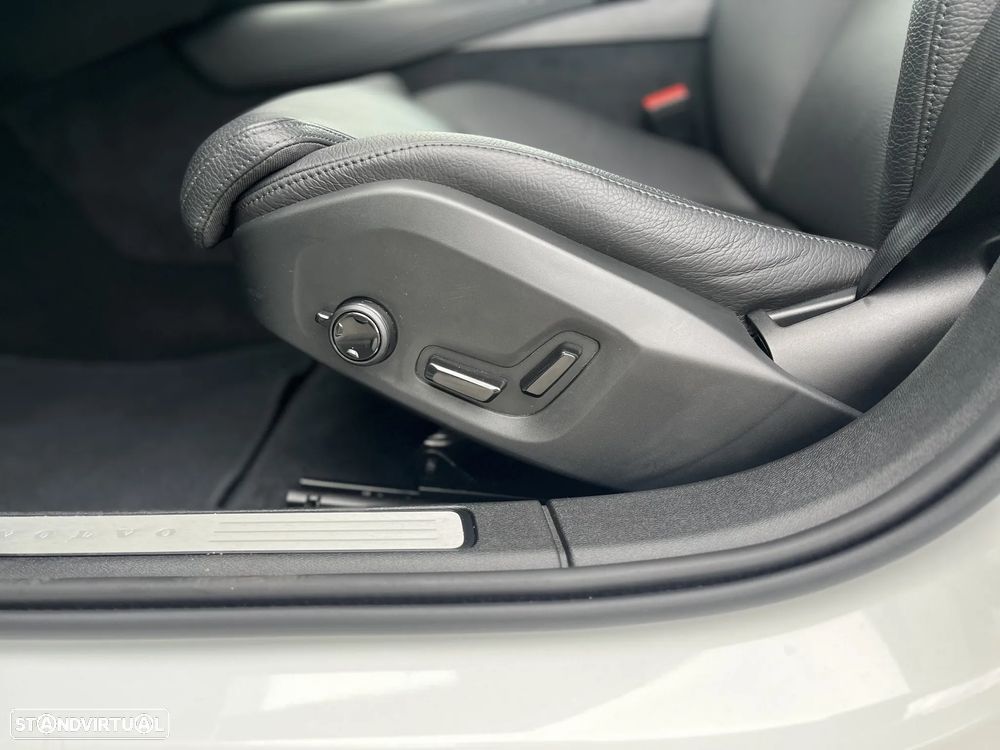 Volvo V60 2.0 T6 AWD TE Plus Dark - 17