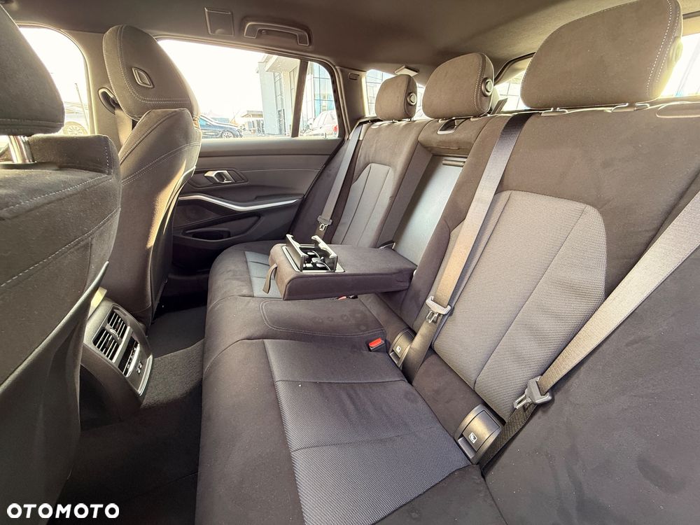 BMW Seria 3 330i xDrive M Sport - 18