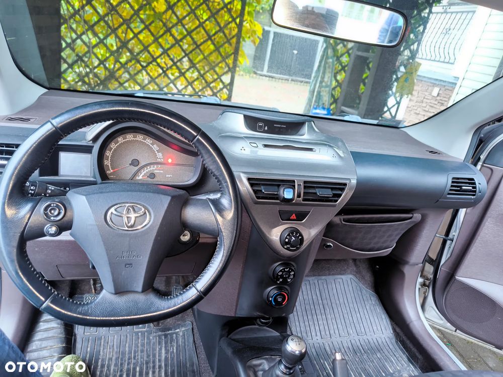 Toyota iQ - 6