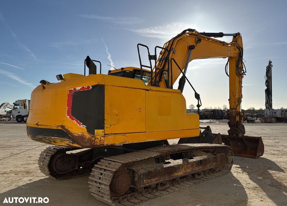 JCB JS 220LC Excavator - 4