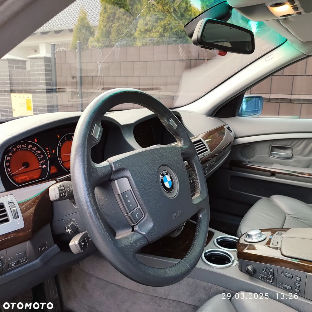 BMW Seria 7 745i - 11