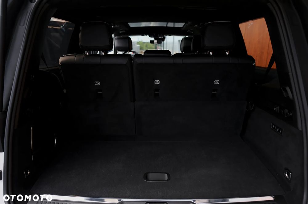 Jeep Grand Wagoneer - 23