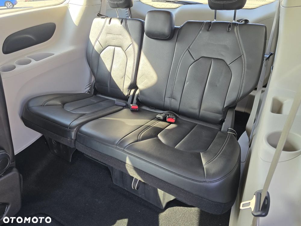 Chrysler Pacifica - 17