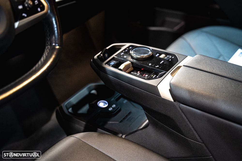BMW iX xDrive 40 Pack Desportivo - 16