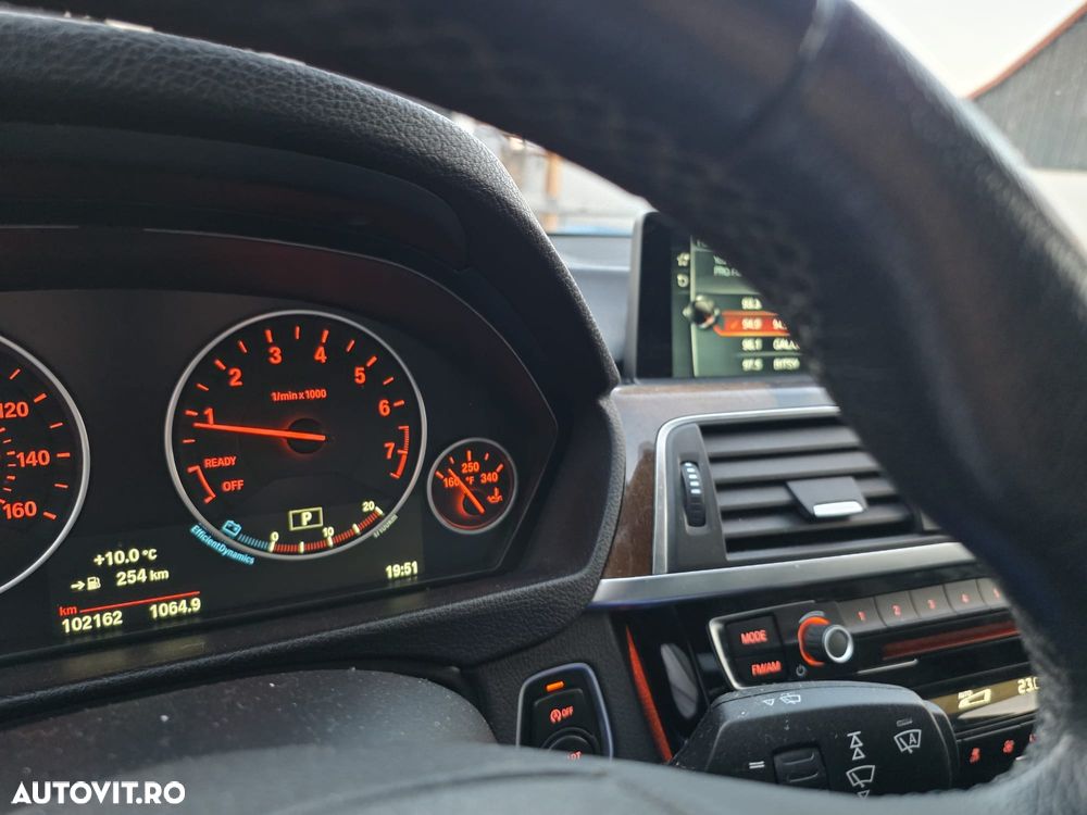 BMW Seria 3 320i Aut. Luxury Line - 7