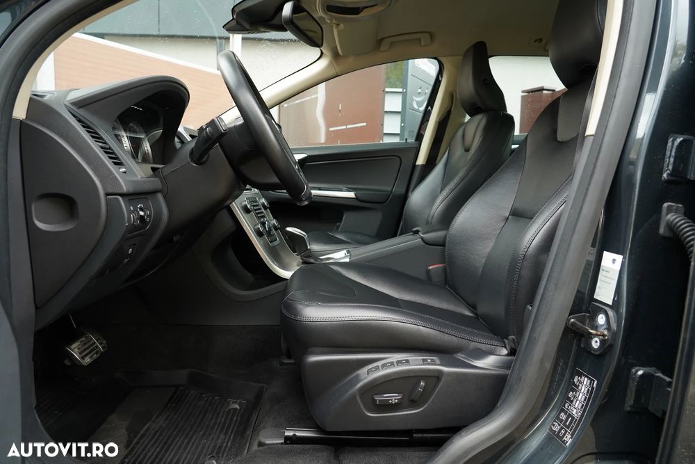Volvo XC 60 D5 AWD Geartronic Summum - 9
