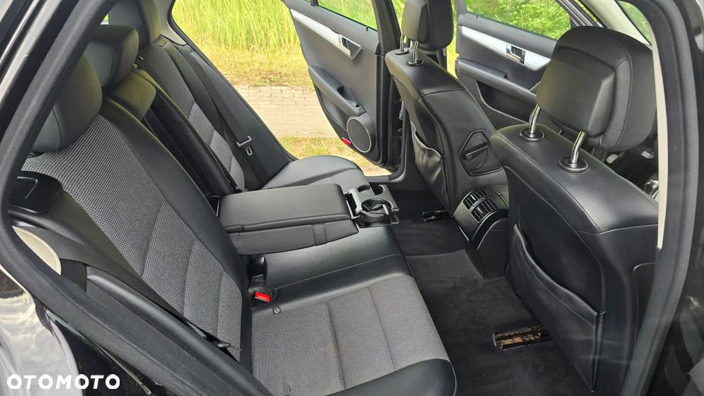 Mercedes-Benz Klasa C 180 CGI BlueEFFICIENCY Avantgarde - 32