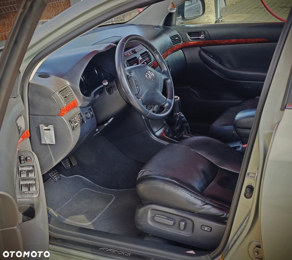 Toyota Avensis 2.0 VVT-i High - 11