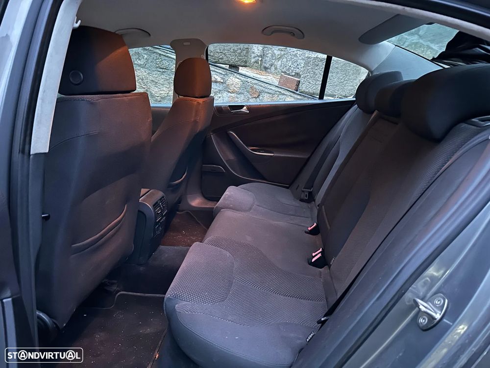 VW Passat 2.0 TDI Confortline - 9